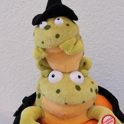 Lot 36: Hallmark Tremblin' Toads -Sound & Motion