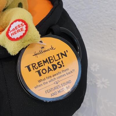 Lot 36: Hallmark Tremblin' Toads -Sound & Motion