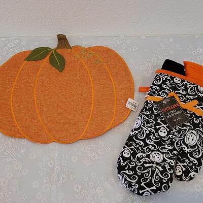 Lot 48: Pumpkin Table Mat and Oven Mit and (2) Distowels