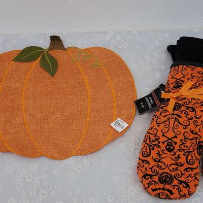 Lot 54: Pumpkin Table Mat, Oven Mit and Dish Towels 