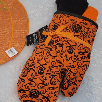 Lot 54: Pumpkin Table Mat, Oven Mit and Dish Towels 