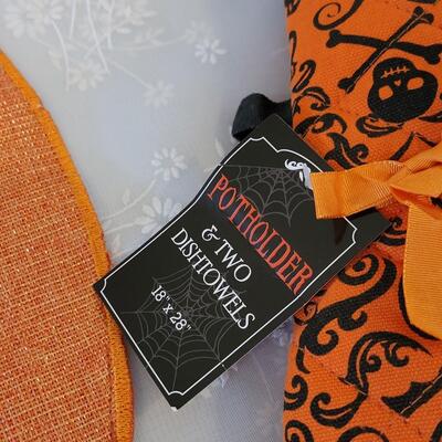 Lot 54: Pumpkin Table Mat, Oven Mit and Dish Towels 