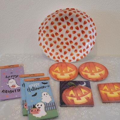 Lot 61: Disposable Plates, Treat Bowls and Treat Bags
