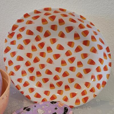 Lot 62: Halloween Treat Bowls, Treat Bags, Disposable Plates & Napki s