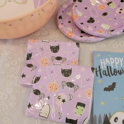 Lot 62: Halloween Treat Bowls, Treat Bags, Disposable Plates & Napki s