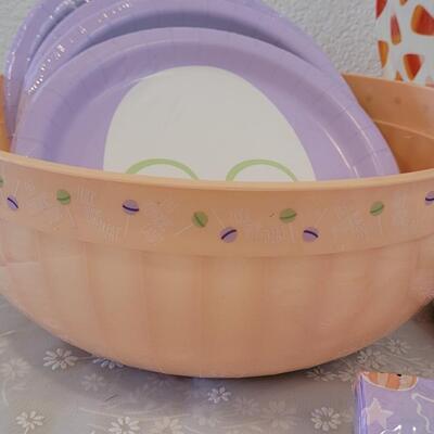 Lot 62: Halloween Treat Bowls, Treat Bags, Disposable Plates & Napki s