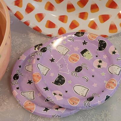 Lot 62: Halloween Treat Bowls, Treat Bags, Disposable Plates & Napki s