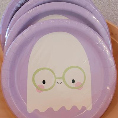 Lot 62: Halloween Treat Bowls, Treat Bags, Disposable Plates & Napki s