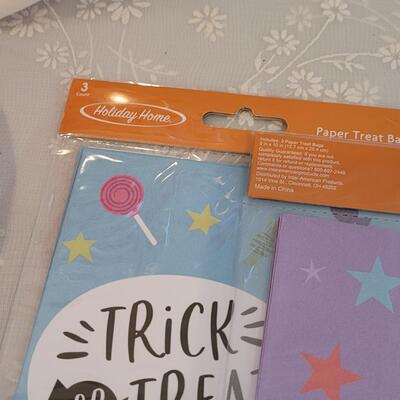 Lot 62: Halloween Treat Bowls, Treat Bags, Disposable Plates & Napki s