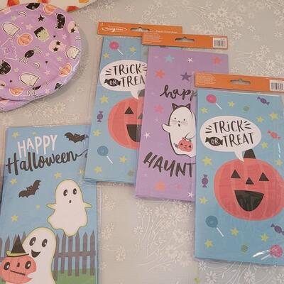 Lot 62: Halloween Treat Bowls, Treat Bags, Disposable Plates & Napki s
