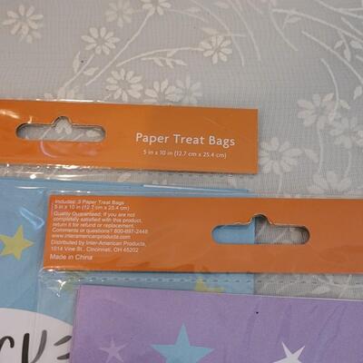 Lot 62: Halloween Treat Bowls, Treat Bags, Disposable Plates & Napki s