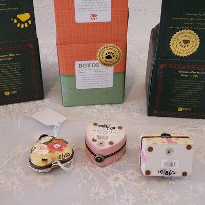 Lot 81: (3) Boyd's Bears Trinket Boxes 