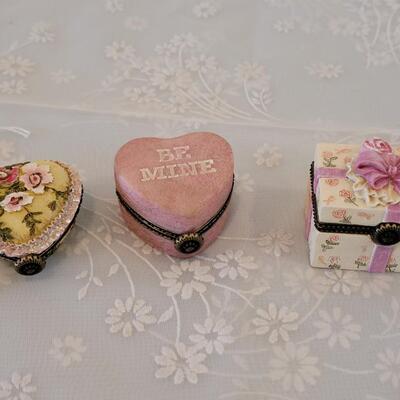 Lot 81: (3) Boyd's Bears Trinket Boxes 