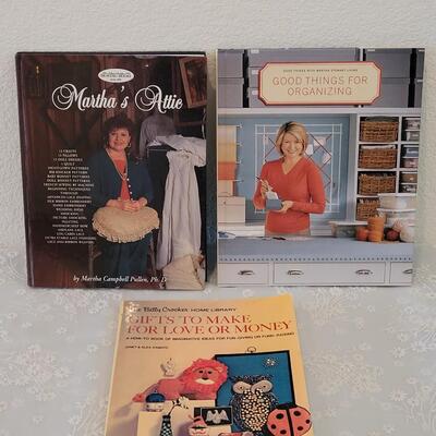 Lot 107: Sewing, Crafts and Organizing Books