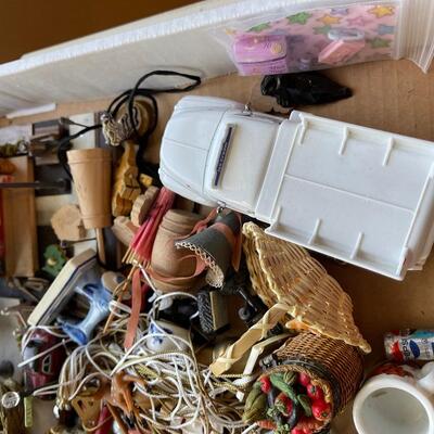 #466U Miniature Items: Pickup Truck, Diner. 