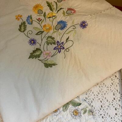 #470U Mixed Lot of Linen 