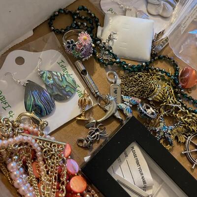 #473U Hawaii Costume Jewelry 