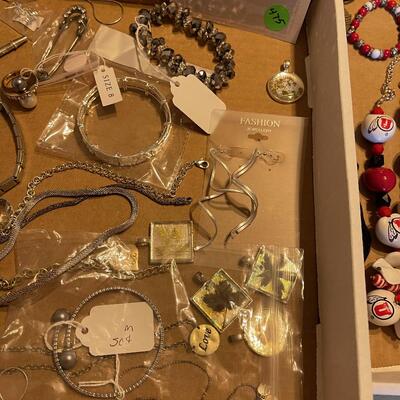 #475U Silver Toned Costume Jewelry Several Pieces of 925