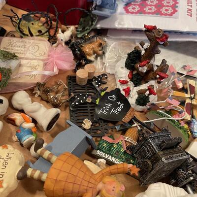 #491 Tray of Miniatures, Ornament, Christmas Tree. 