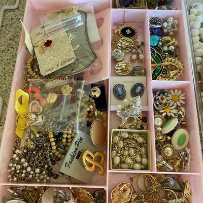 Large mixed vintage jewelry lot