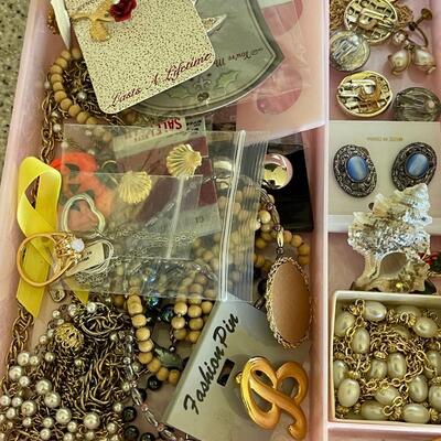 Large mixed vintage jewelry lot