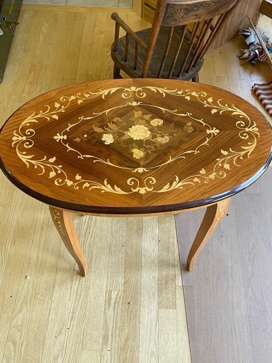 Coffee table / matches end tables