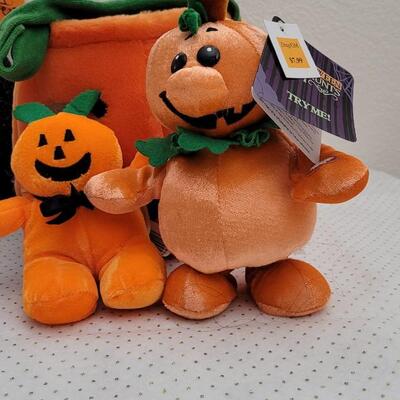 Lot 117: Assorted NEW Halloween Trick or Treat Baskets w/ Plush Figures