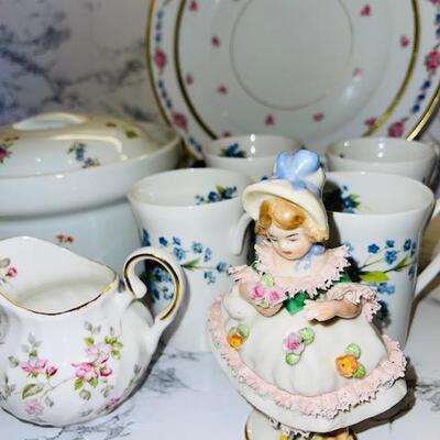 Lot 146 Group of Pretty Floral Pieces Porcelain D&G France Limoges Plate 4 Windsor Mugs Freida Collection 