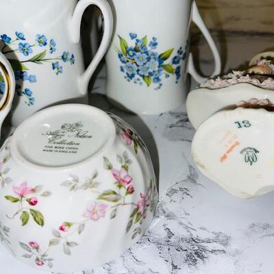 Lot 146 Group of Pretty Floral Pieces Porcelain D&G France Limoges Plate 4 Windsor Mugs Freida Collection 
