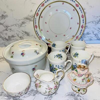 Lot 146 Group of Pretty Floral Pieces Porcelain D&G France Limoges Plate 4 Windsor Mugs Freida Collection 