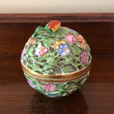 Lot 149 Herend Porcelain Pierced Round Box Floral Decoration Hand Painted Hungary