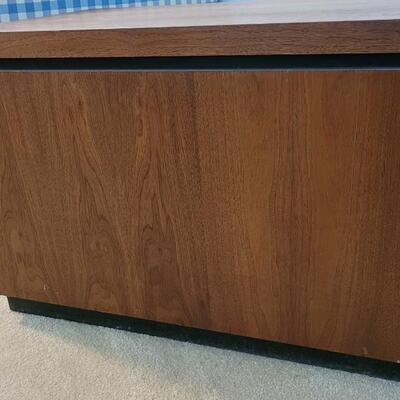 Lot 129: Vintage 1976 Mid Century Modern DILLINGHAM MFG. Side Coffee Table