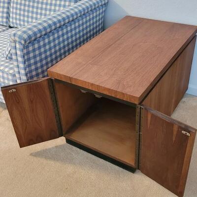 Lot 129: Vintage 1976 Mid Century Modern DILLINGHAM MFG. Side Coffee Table