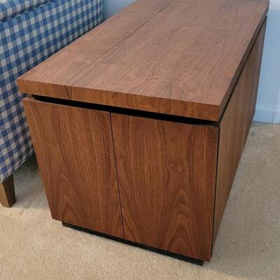 Lot 129: Vintage 1976 Mid Century Modern DILLINGHAM MFG. Side Coffee Table