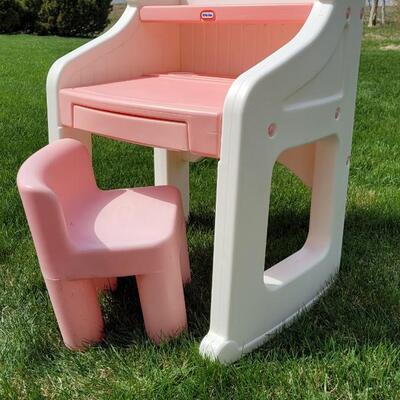 Lot 133: Vintage Little Tikes Desk w/ Chair Pink 