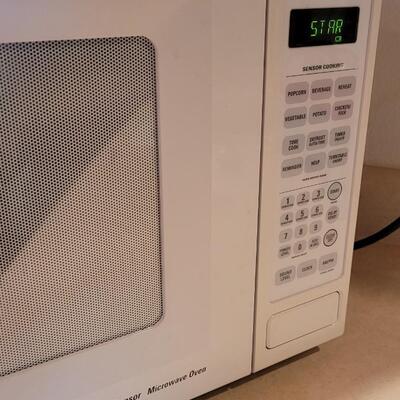 Lot 142: GE Microwave Oven WORKS