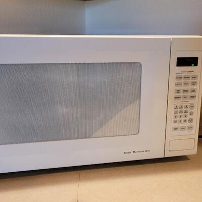 Lot 142: GE Microwave Oven WORKS