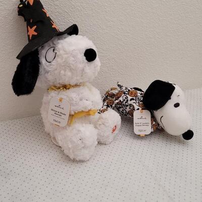 Lot 143: New HALLMARK Snoppy Halloween Plush Figures - Shiver & Shakes WORKS