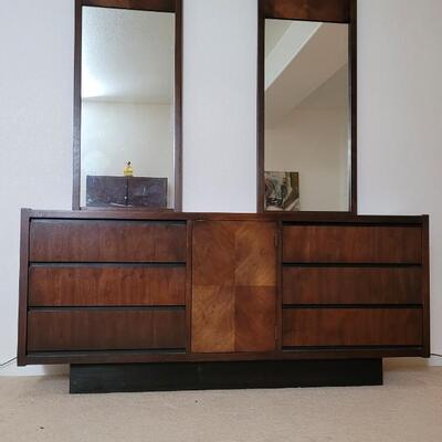 Lot 165: Vintage Mid Century Modern LANE Dresser with Mirrors