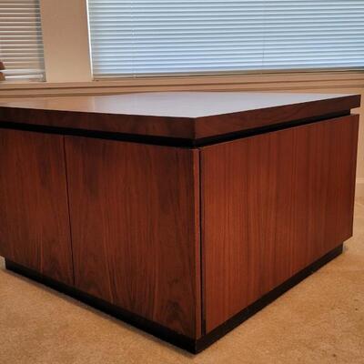 Lot 172: Vintage 1973 Mid Century Modern DILLINGHAM MFG. Side Coffee Table