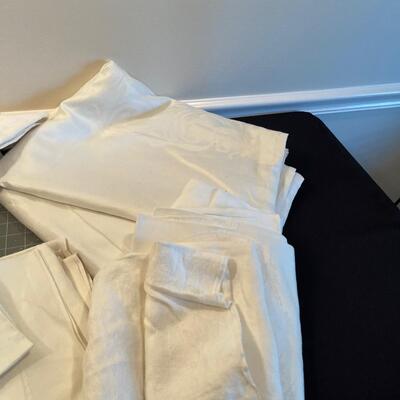 #506 Demask Table Cloth (12)  Napkins 