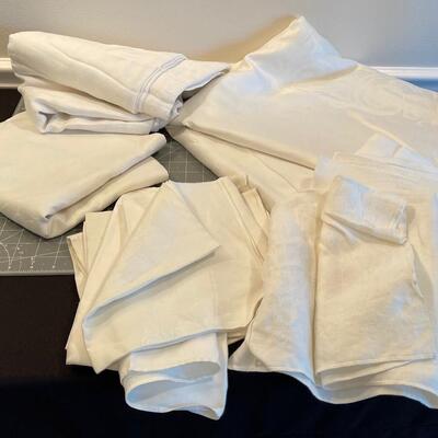#506 Demask Table Cloth (12)  Napkins 