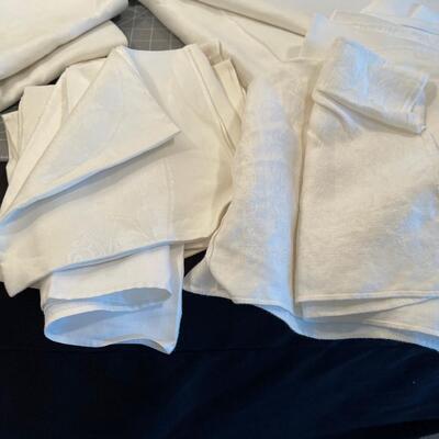 #506 Demask Table Cloth (12)  Napkins 