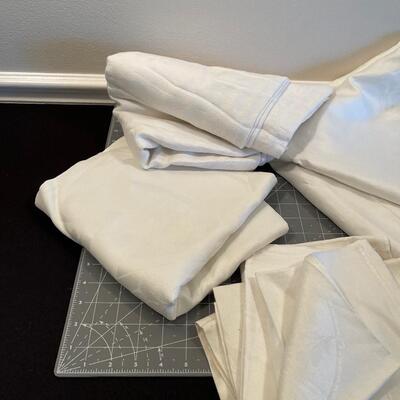#506 Demask Table Cloth (12)  Napkins 