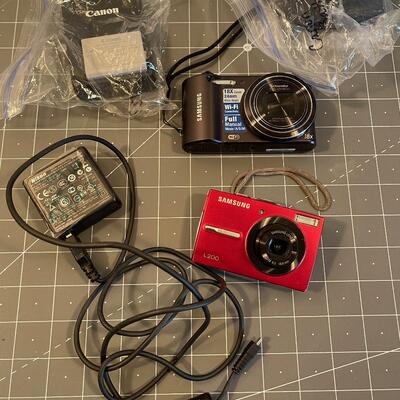 #514 Digital Camera with Accessories 