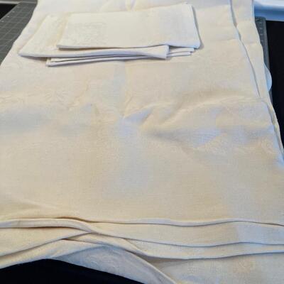 #518 Table Cloth & 4 Matching Napkins. 
