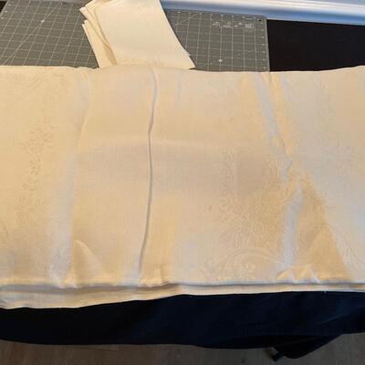 #518 Table Cloth & 4 Matching Napkins. 