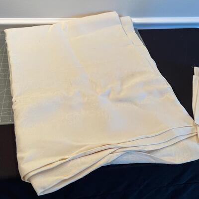 #518 Table Cloth & 4 Matching Napkins. 