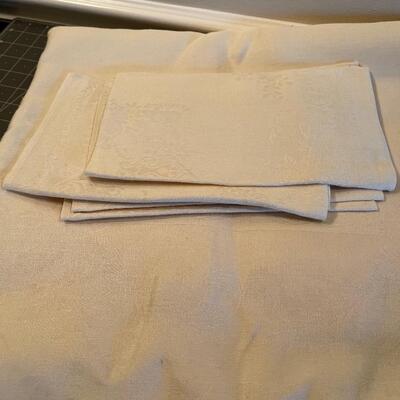 #518 Table Cloth & 4 Matching Napkins. 