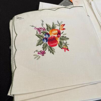 #520 Colored Embroider Table Cloth & Napkins